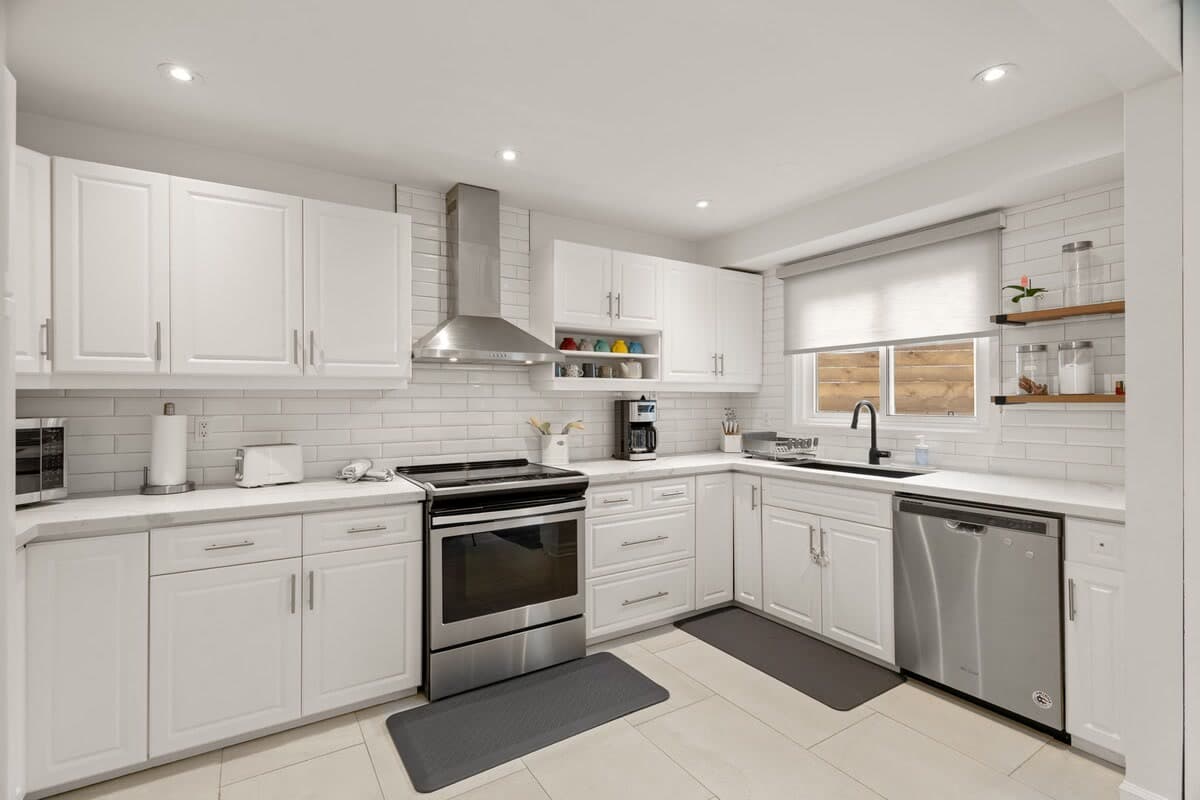 Pickering Main — Full kitchen