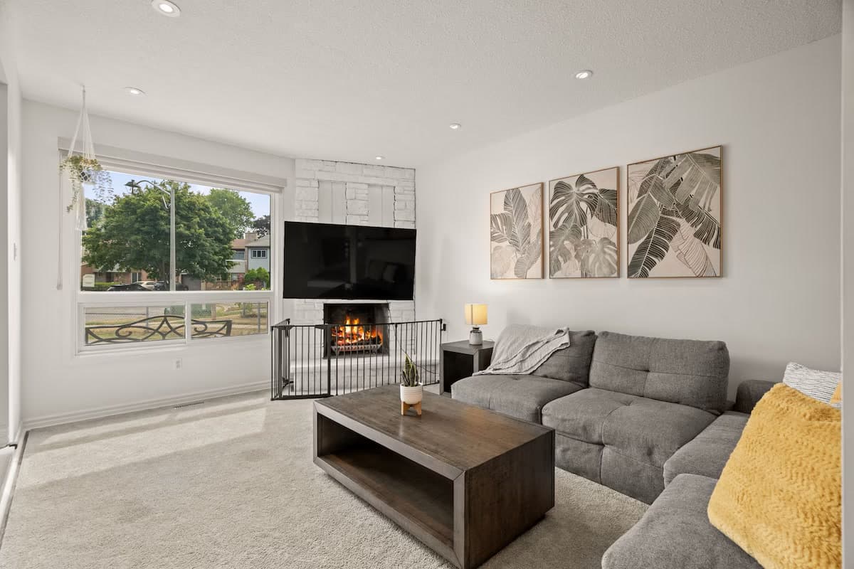 Pickering 4BR living room with fireplace — Marathon Stays